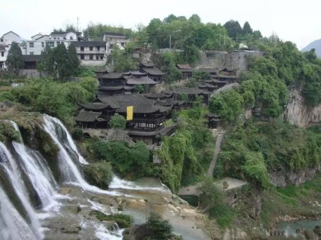 一座掛在瀑布上的古鎮(zhèn)，水靈地靈芙蓉鎮(zhèn)