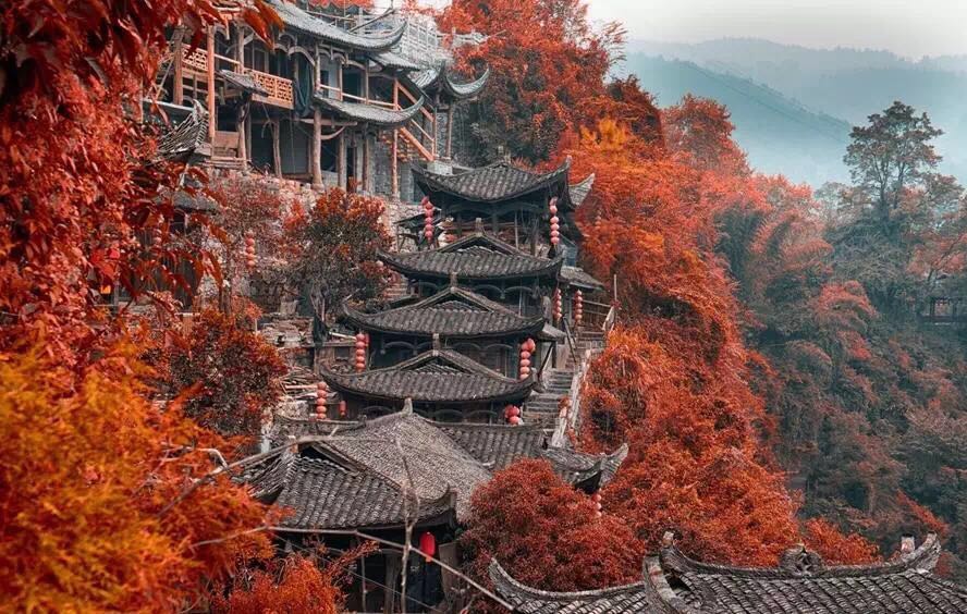 一座掛在瀑布上的古鎮(zhèn)，水靈地靈芙蓉鎮(zhèn)