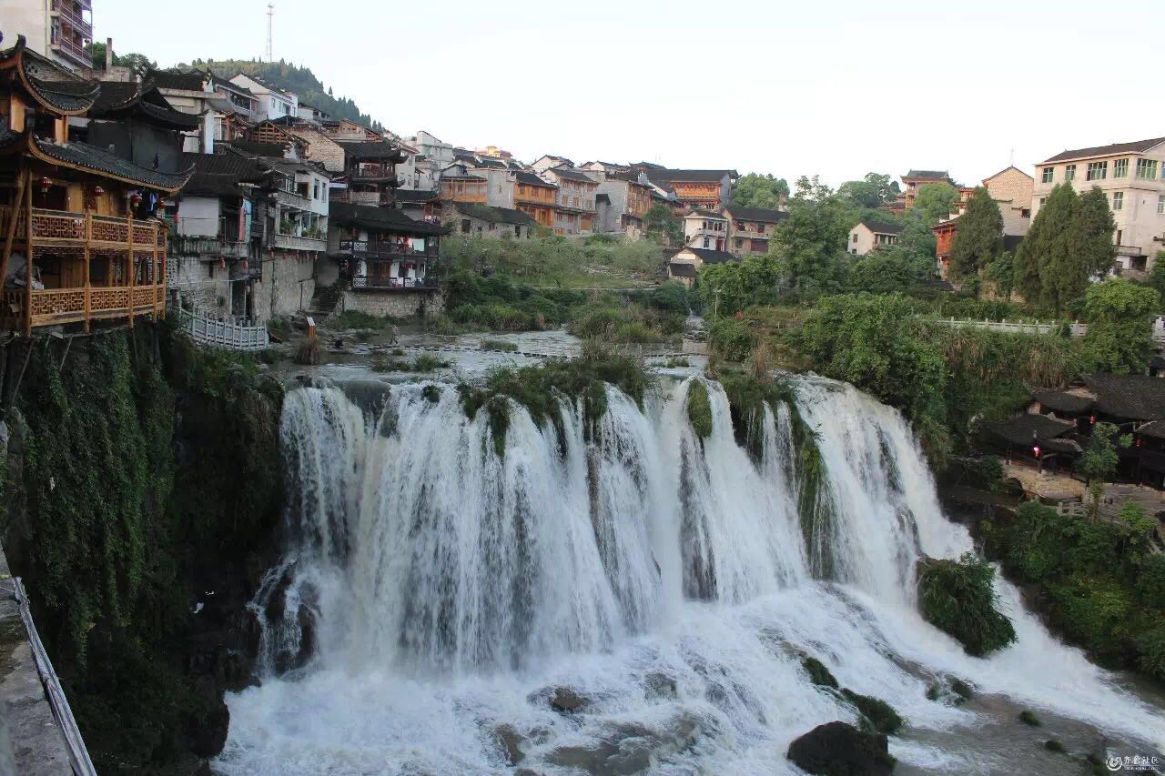 一座掛在瀑布上的古鎮(zhèn)，水靈地靈芙蓉鎮(zhèn)