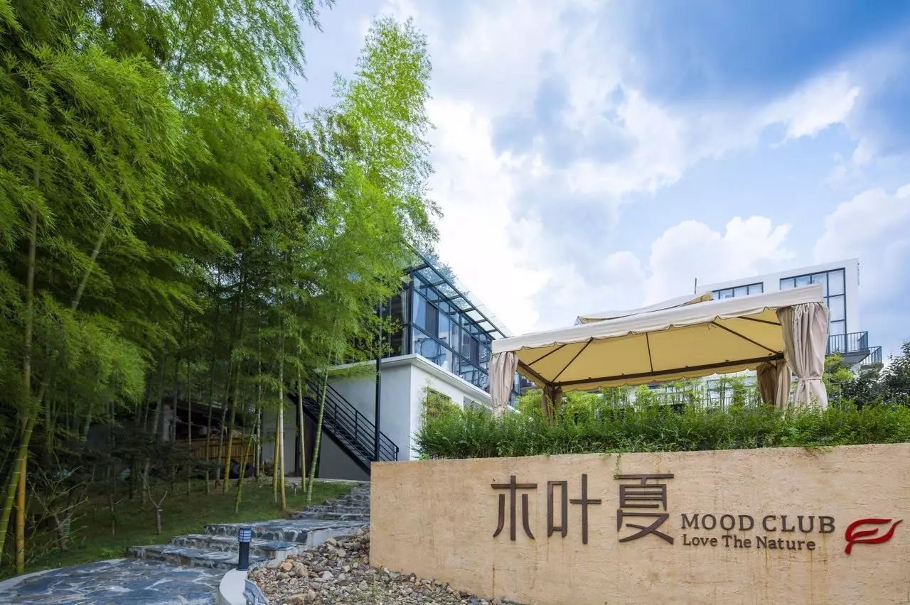 木葉夏民宿，云天收夏色木葉動(dòng)秋聲