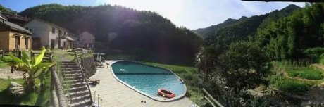 秘境民宿，倒影空寂山谷的一輪明鏡