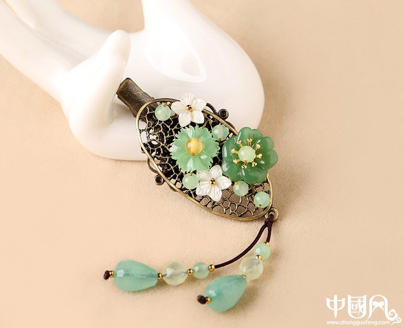 一款淡綠系的古銅發(fā)夾，優(yōu)雅別致古風(fēng)頭飾