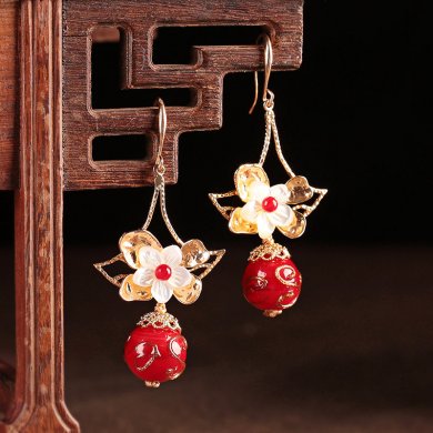 嬌艷花朵耳環(huán)：展現(xiàn)風(fēng)情萬(wàn)種的紅