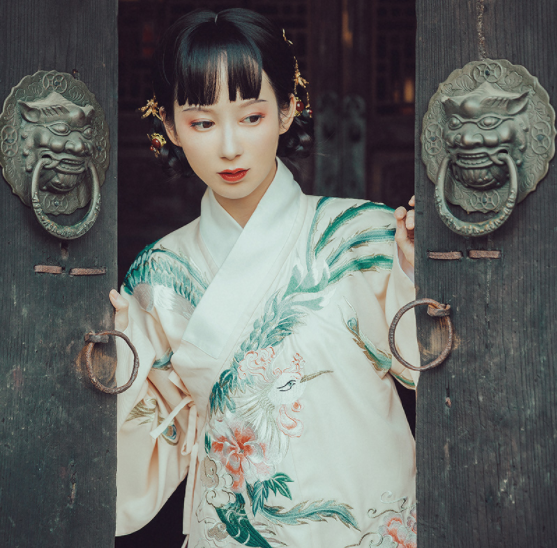 交領(lǐng)襖裙?jié)h服，改良琵琶袖馬面裙