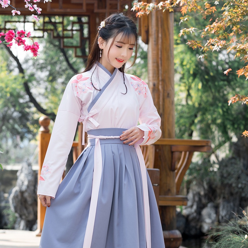 日常改良交領(lǐng)刺繡漢服，優(yōu)雅民族風(fēng)漢服圖片