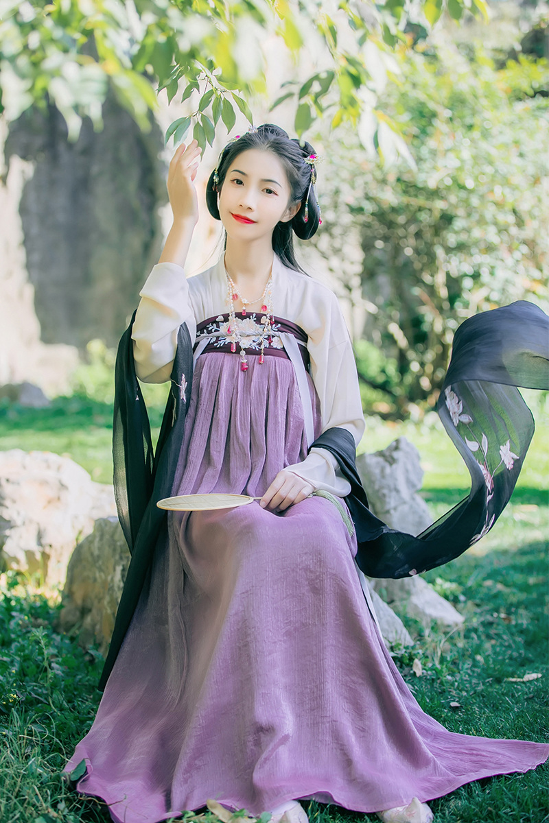靈動(dòng)紫色齊胸襦裙?jié)h服，淡雅花朵刺繡漢服圖片