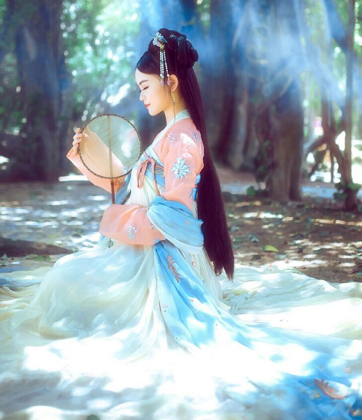 復(fù)古漢服齊胸襦裙，新款繡花漢服美女圖片