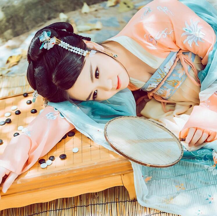 復(fù)古漢服齊胸襦裙，新款繡花漢服美女圖片