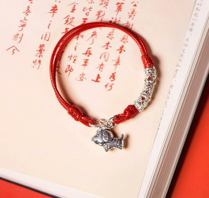 雕花狗生肖手鏈，本命年紅繩銀手鏈飾品