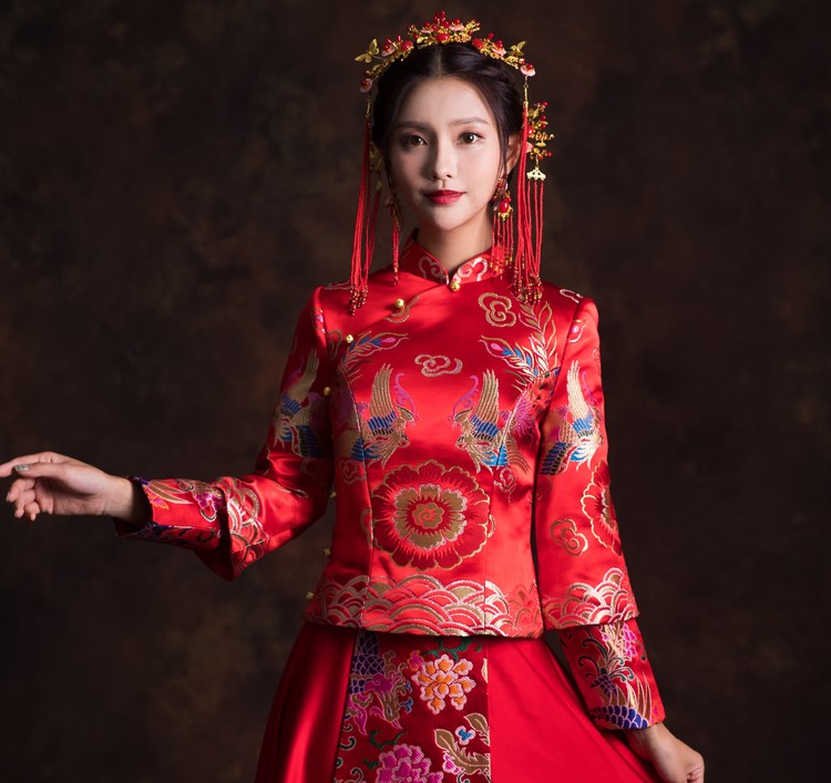 鳳戲牡丹圖案新娘結婚禮服，優(yōu)雅唯美中式禮服
