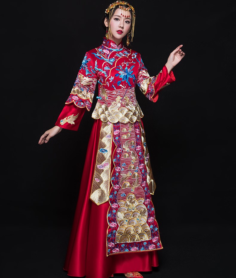 古典花紋刺繡中式禮服，新娘結(jié)婚禮服