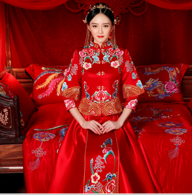 花團(tuán)錦簇中式禮服，新娘結(jié)婚禮服
