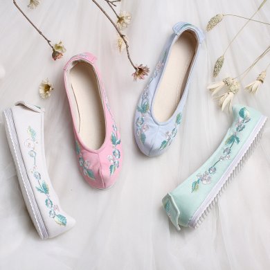 花朵刺繡翹頭鞋，復(fù)古民族風(fēng)繡花鞋