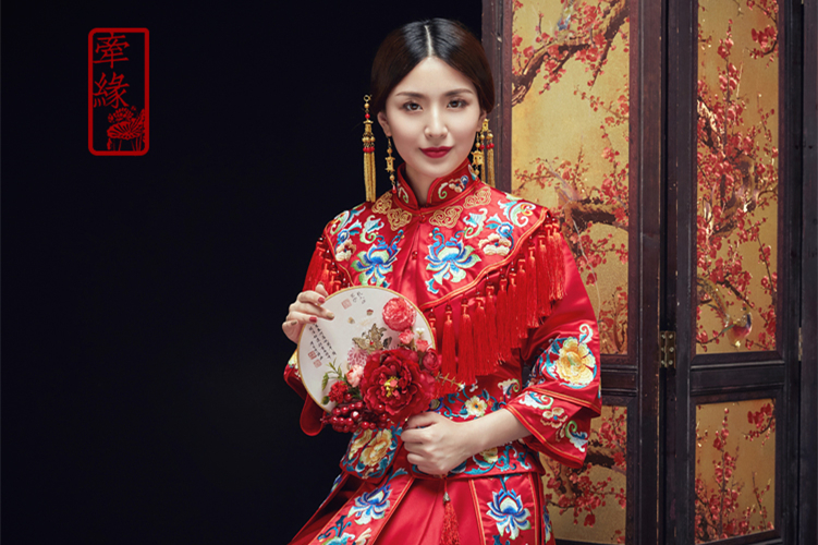 中式紅色長(zhǎng)袖新娘嫁衣，流蘇繡花牡丹禮服