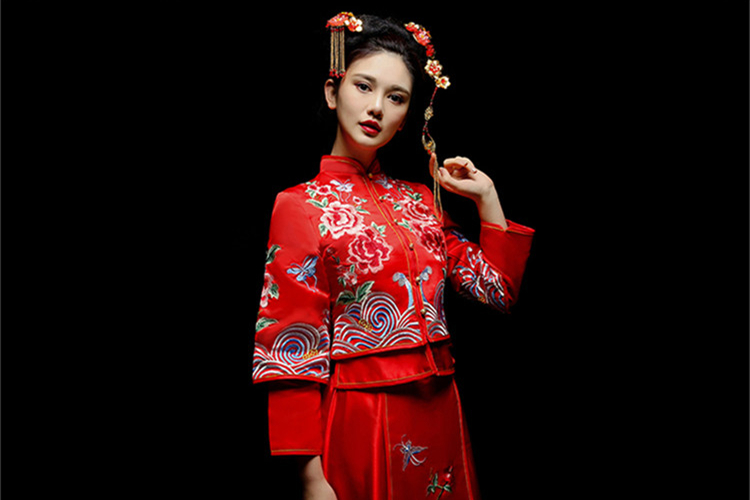 中式新娘禮服嫁衣，龍鳳褂富貴牡丹