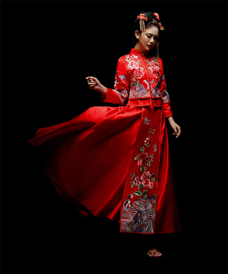 中式新娘禮服嫁衣，龍鳳褂富貴牡丹