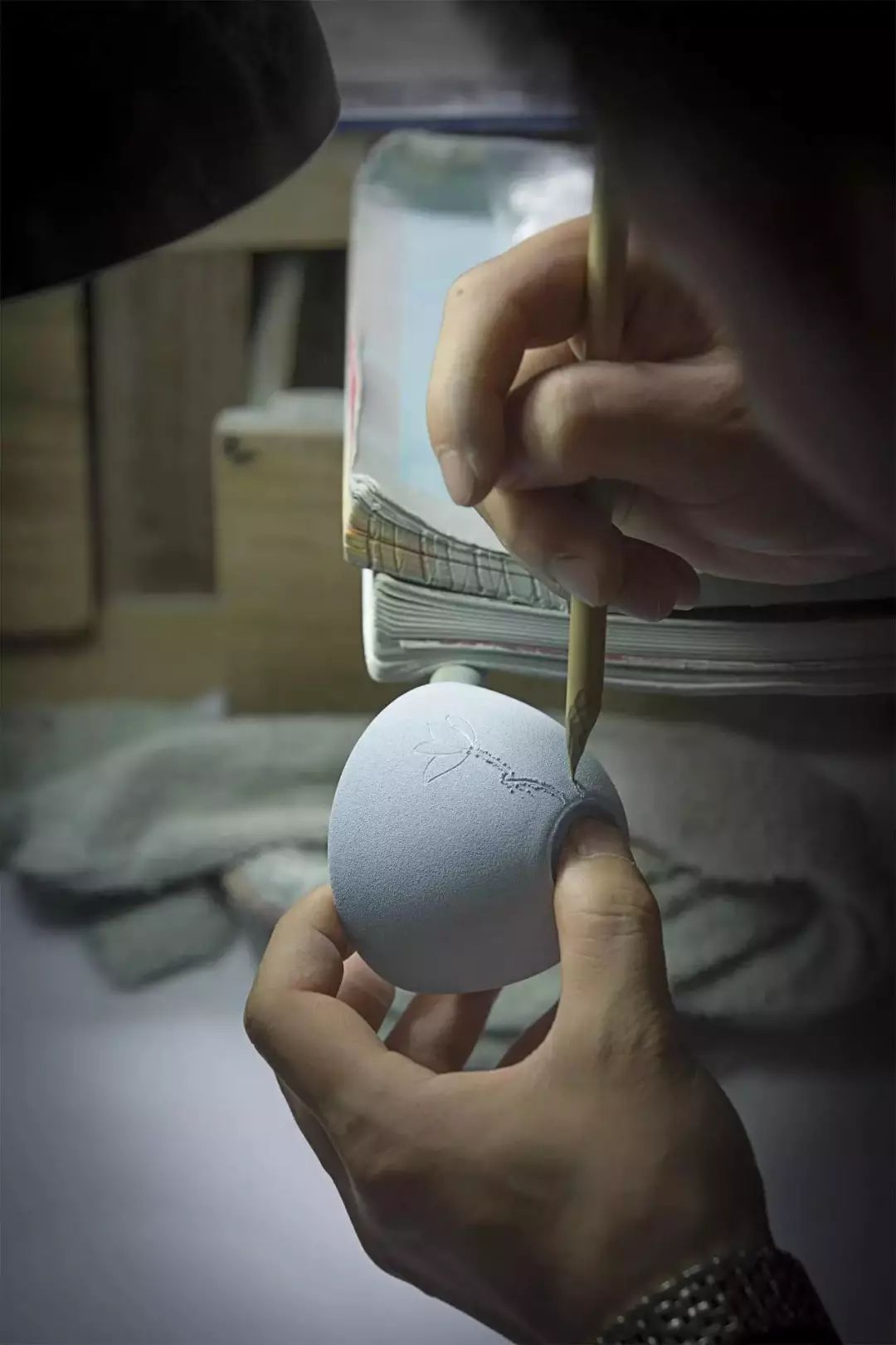 粉彩扒花工藝：細(xì)膩絕妙的陶瓷工藝！