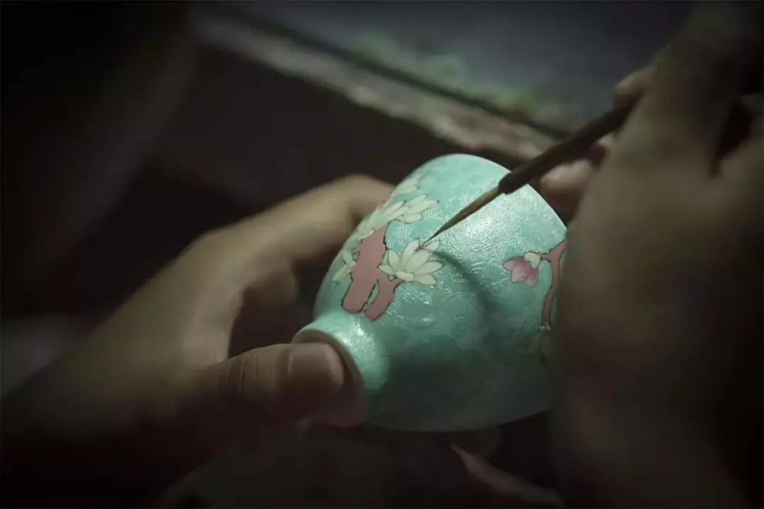 粉彩扒花工藝：細(xì)膩絕妙的陶瓷工藝！