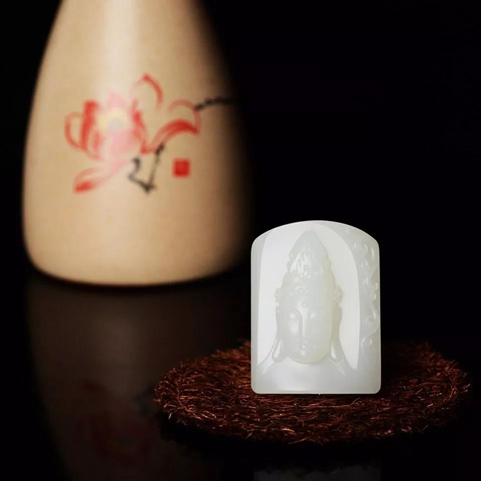 探討和田玉玉牌：和田玉規(guī)則牌形卻有一缺口？