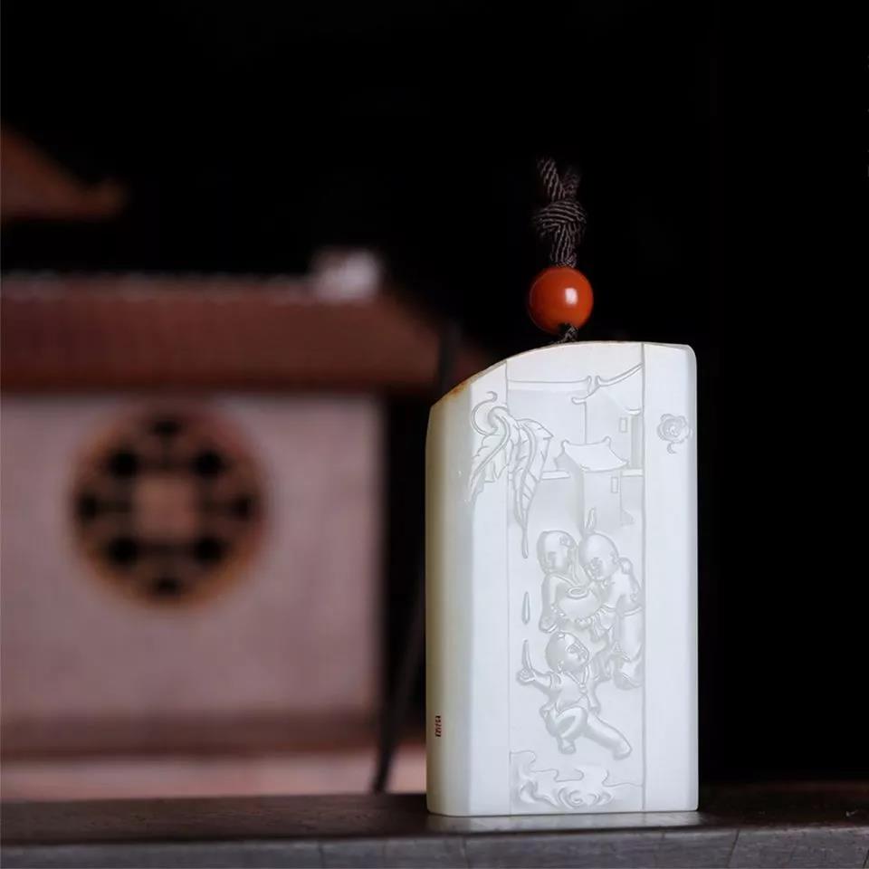 探討和田玉玉牌：和田玉規(guī)則牌形卻有一缺口？