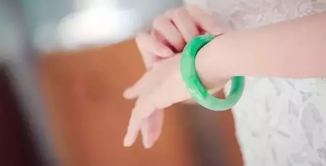 手串怎么戴？左戴玉右戴銀養(yǎng)生更養(yǎng)人！