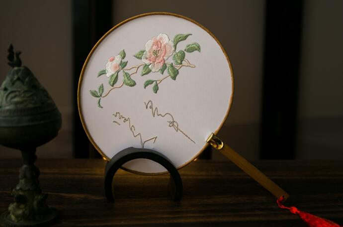 三款國(guó)色芳華刺繡團(tuán)扇，周邊流蘇古典扇子
