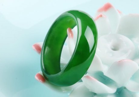 玉扳指，最美的指上風(fēng)情