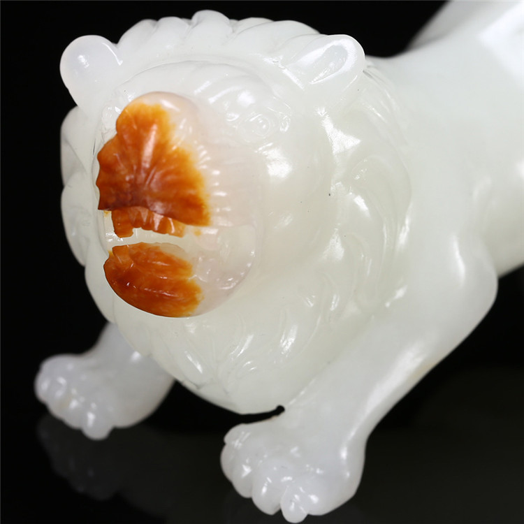 天然籽料真皮獅子手玩件，百獸之王白玉擺件