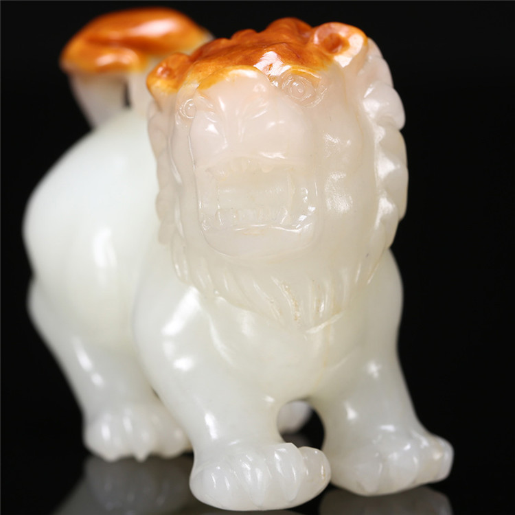 天然籽料真皮獅子手玩件，百獸之王白玉擺件