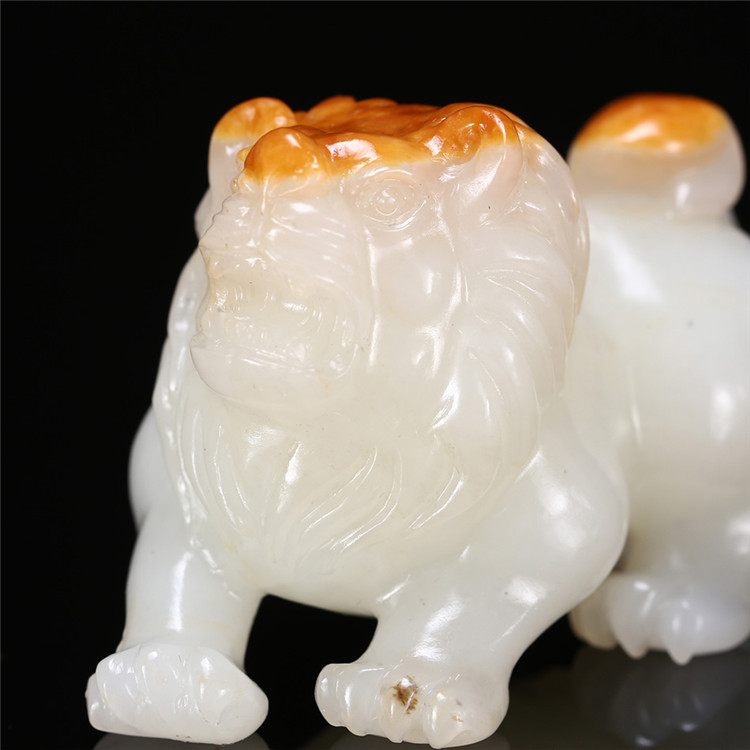 天然籽料真皮獅子手玩件，百獸之王白玉擺件