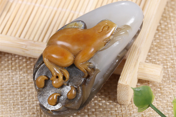 呱呱來財天然玉石掛件，新疆和田玉青蛙手把件