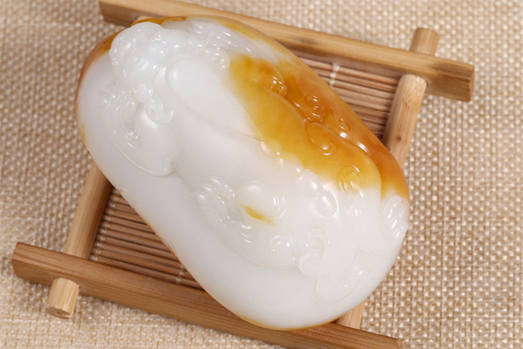 瑞獸納吉新疆和田玉手把件，精致白玉籽料雕刻