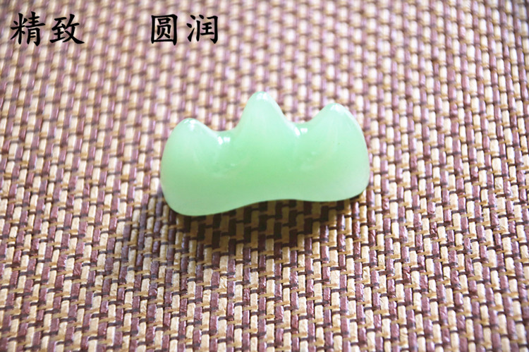 玉質(zhì)筆架，精美的山形筆擱