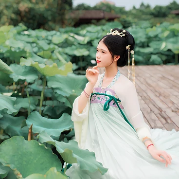 荷香滿(mǎn)溢女生頭像，持扇古風(fēng)頭像