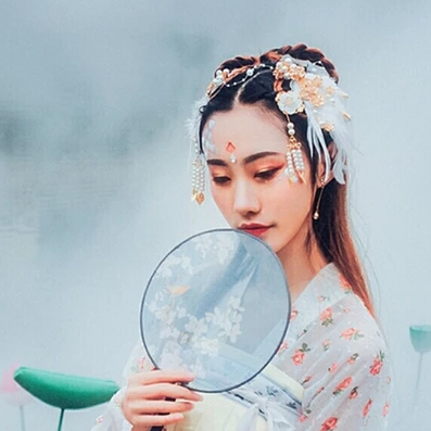 夢如煙持團扇女生頭像，唯美古風真人頭像
