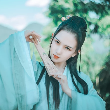 清風徐來帶斗笠折扇女生頭像，唯美古風頭像