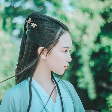 清風(fēng)徐來(lái)帶斗笠折扇女生頭像，唯美古風(fēng)頭像
