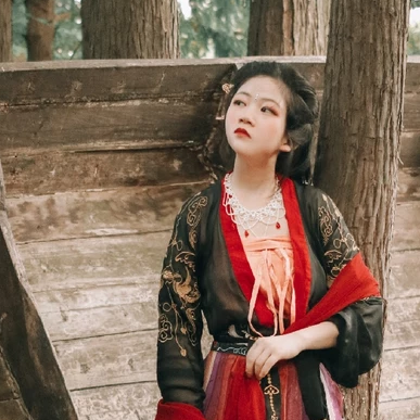 紅妝女生頭像：唯美古風真人頭像