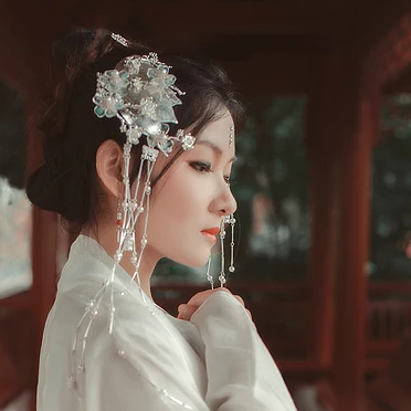 春風(fēng)撲面女生頭像，唯美古風(fēng)真人頭像