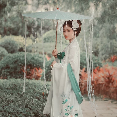 春風(fēng)撲面女生頭像，唯美古風(fēng)真人頭像