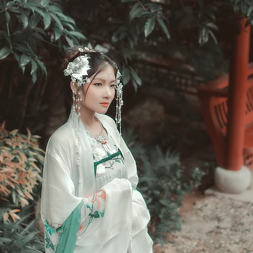 春風(fēng)撲面女生頭像，唯美古風(fēng)真人頭像