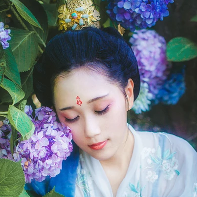 藍顏花艷帶傘女生頭像，唯美古風真人頭像