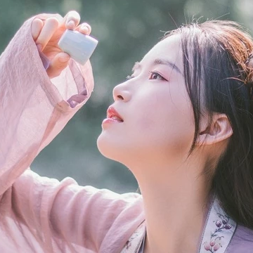 愜意喝酒賞花女生頭像，唯美古風(fēng)真人頭像