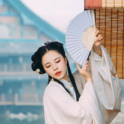 白衣風度帶折扇女生頭像，唯美古風真人頭像