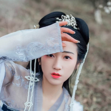 漫山花落帶團扇女生頭像，唯美古風(fēng)真人頭像