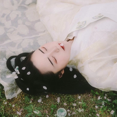 櫻落漫天女生頭像，唯美古風真人頭像