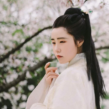 櫻落漫天女生頭像，唯美古風真人頭像
