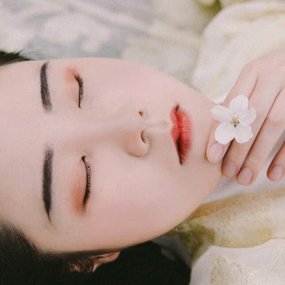 櫻落漫天女生頭像，唯美古風真人頭像