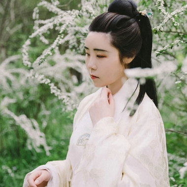 櫻落漫天女生頭像，唯美古風真人頭像