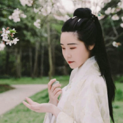 櫻落漫天女生頭像，唯美古風真人頭像